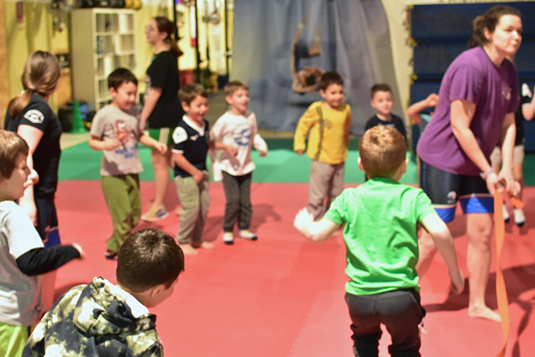 L’istruttrice con il gruppo di bambini