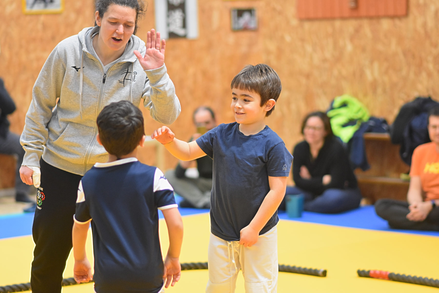 L’istruttrice batte il cinque a un bambino durante la lezione