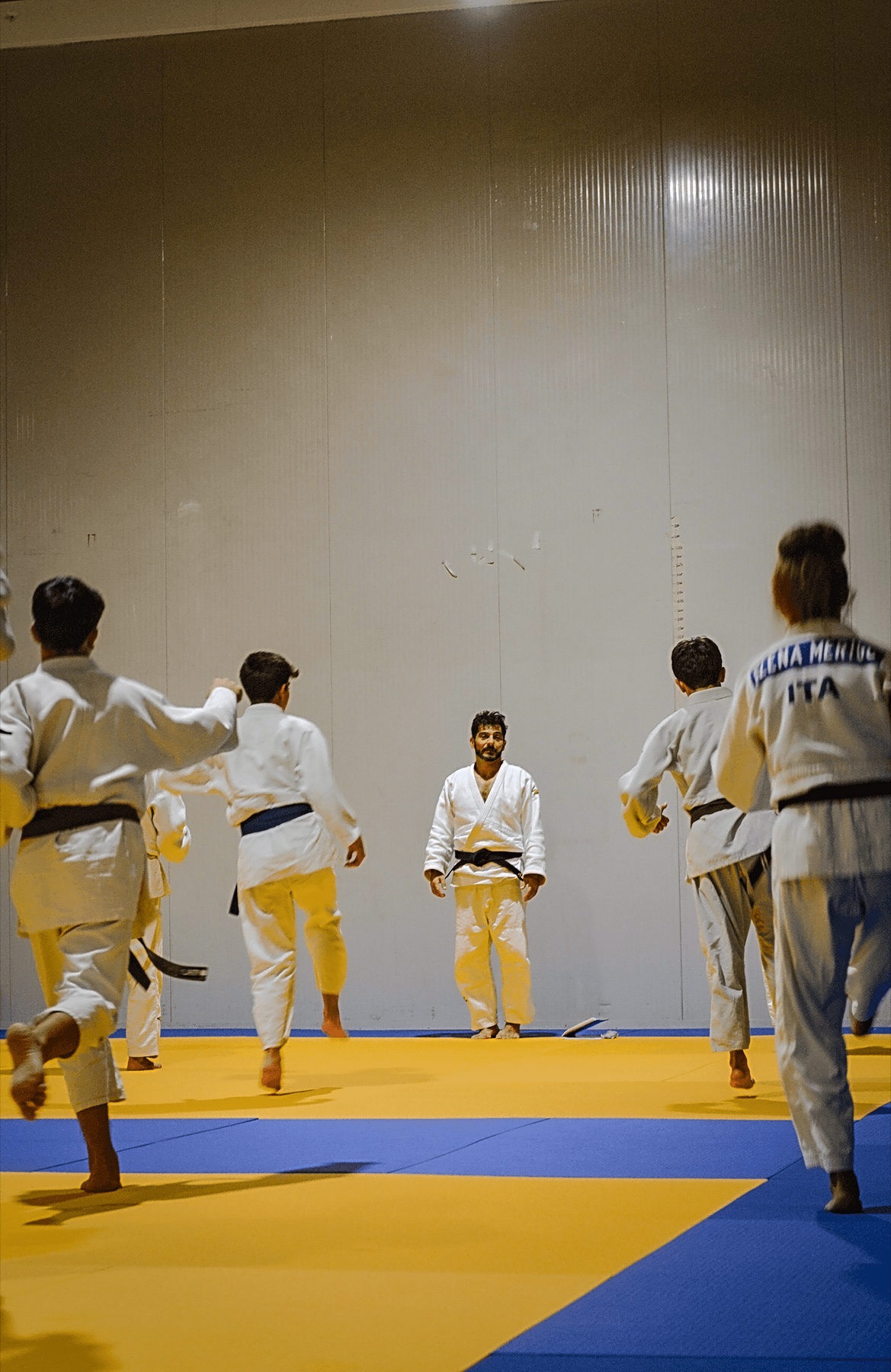 Una lezione di judo: gli allievi in fila sul tatami