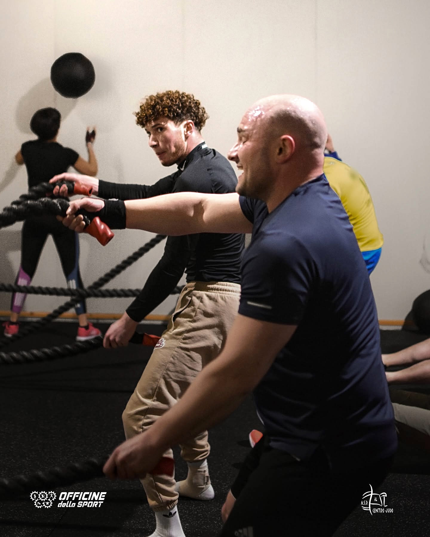 Un istruttore con le funi per l’allenamento