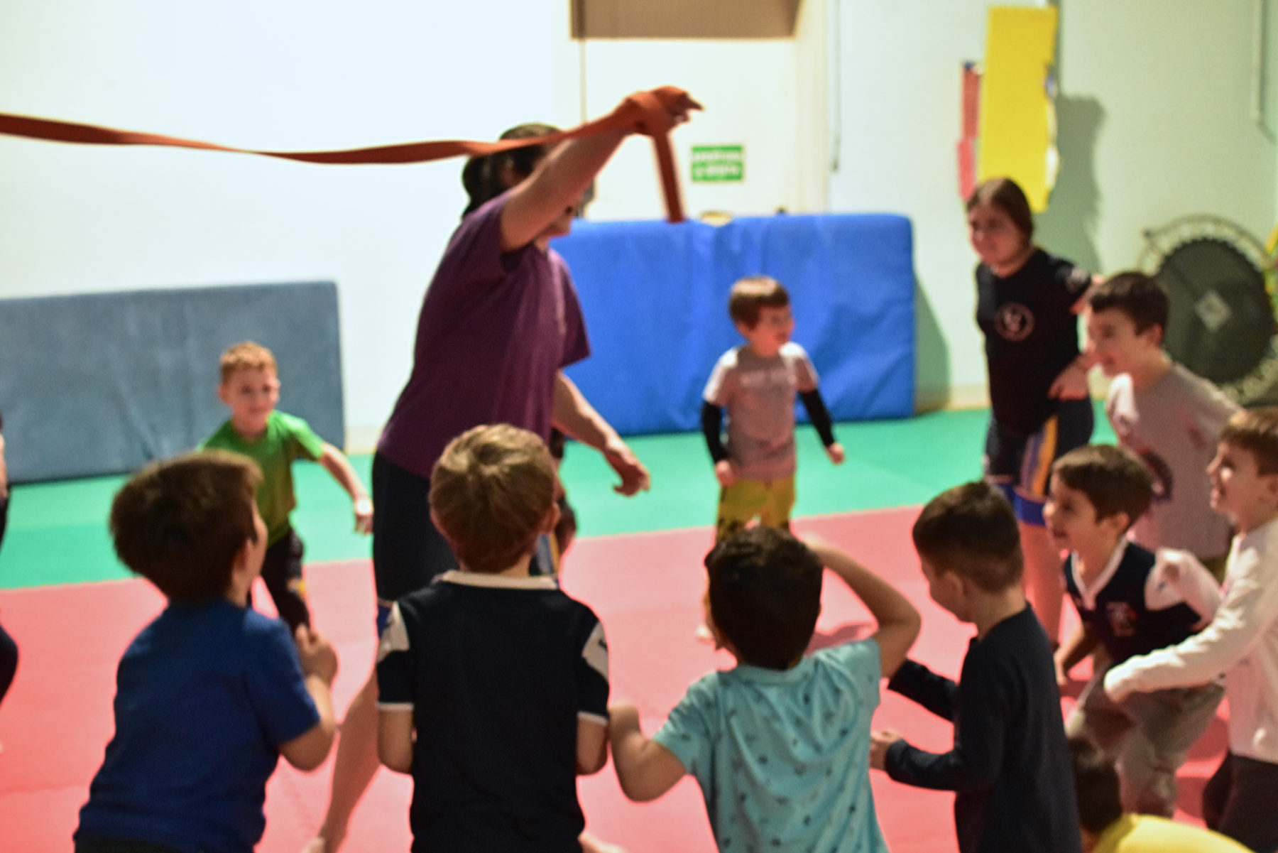 Girotondo di bambini con un nastro